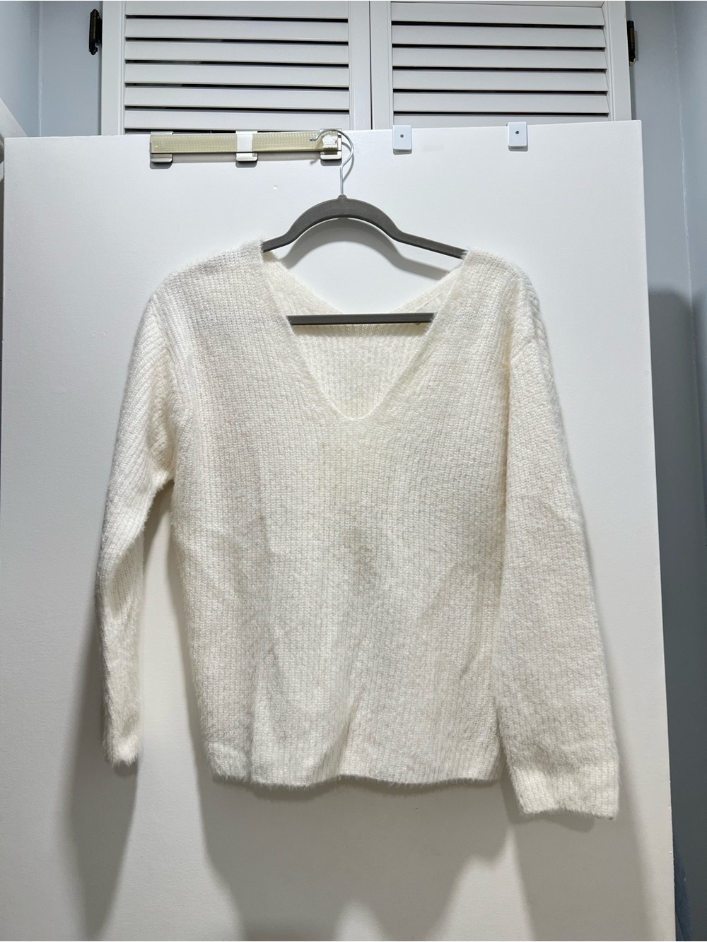 H&M Men's V-Neck Sweater in Ivory Cream